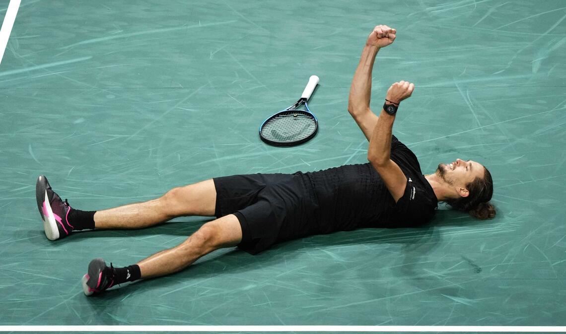 Alexander Zverev feiert nach seinem Sieg gegen den Russen Daniil Medvedev.