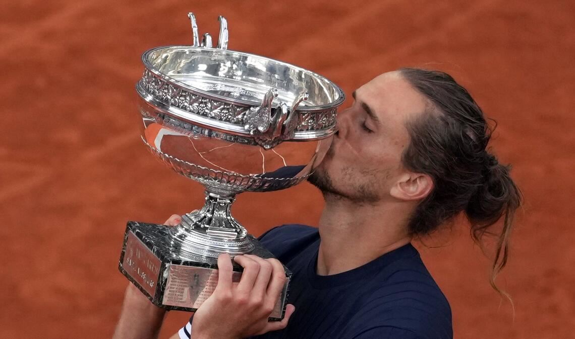 Alexander Zverev gibt der Trophäe einen Kuss.