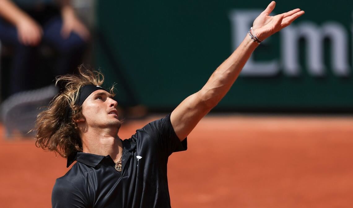 Alexander Zverev hat eine erfolgreiche Rückkehr bei den French Open gefeiert.