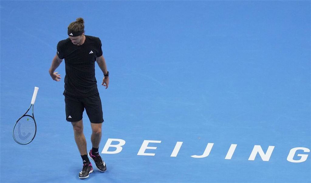 Alexander Zverev ist beim Tennis-Turnier in Peking an Daniil Medwedew gescheitert.