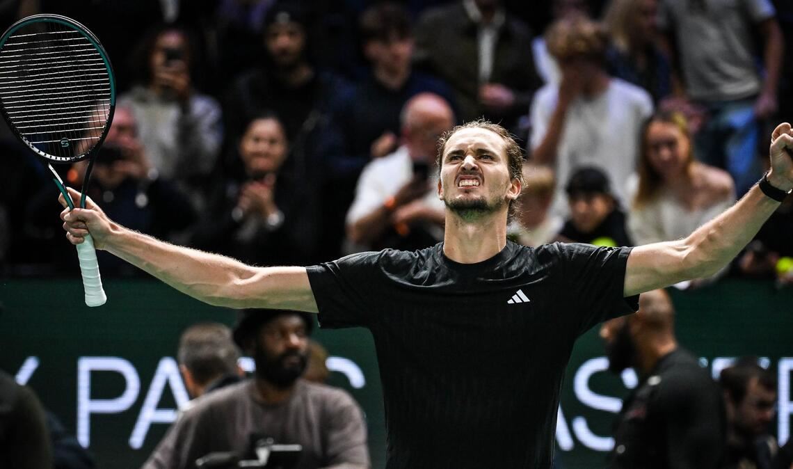 Alexander Zverev jubelt nach seinem Sieg gegen Camilo Ugo Carabelli in Paris.