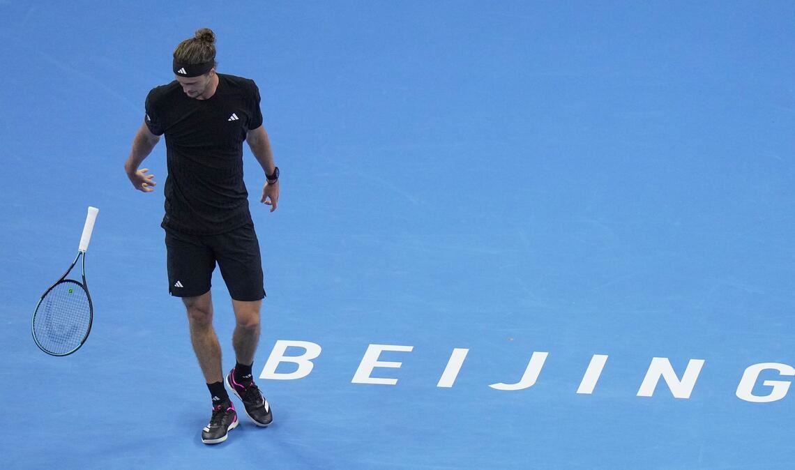 Alexander Zverev ließ seinen Frust am Schläger aus.