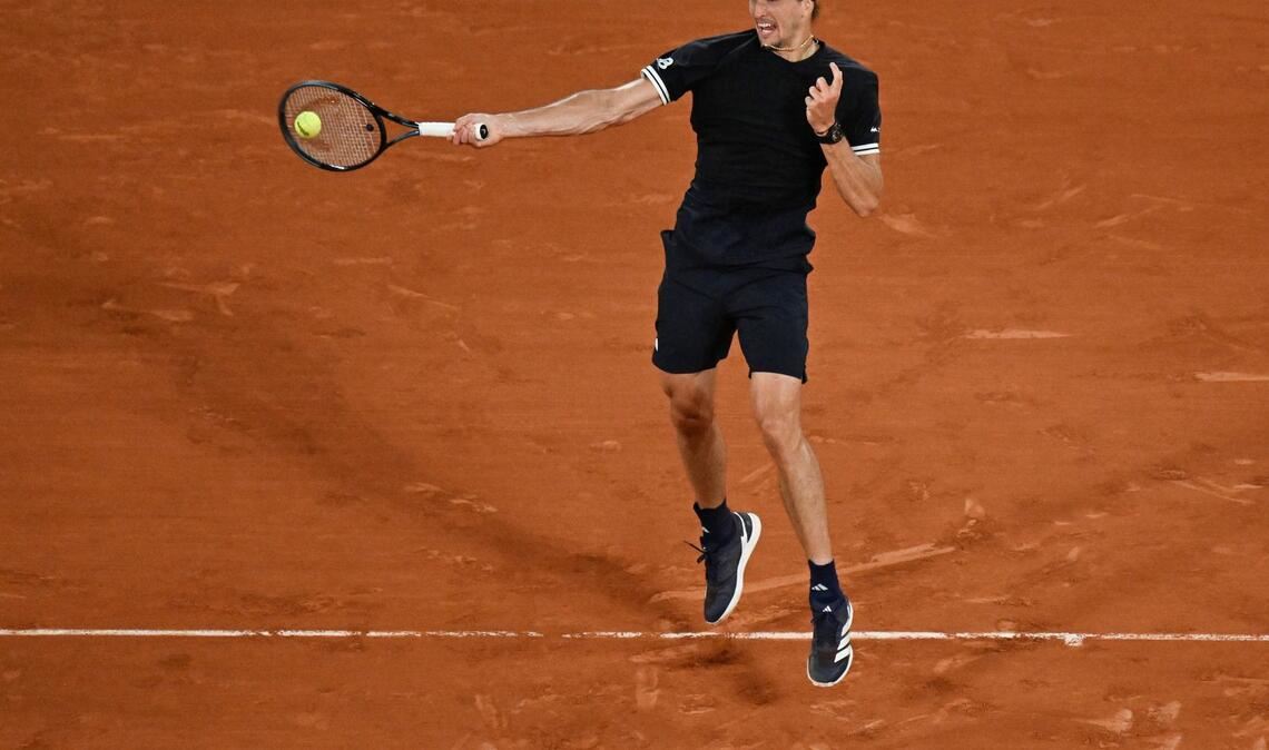 Alexander Zverev schlägt sich ins Achtelfinale der French Open durch.