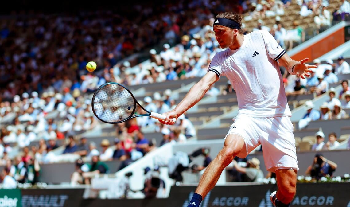 Alexander Zverev spielte zum Start der French Open auf dem Hauptplatz in Roland Garros.