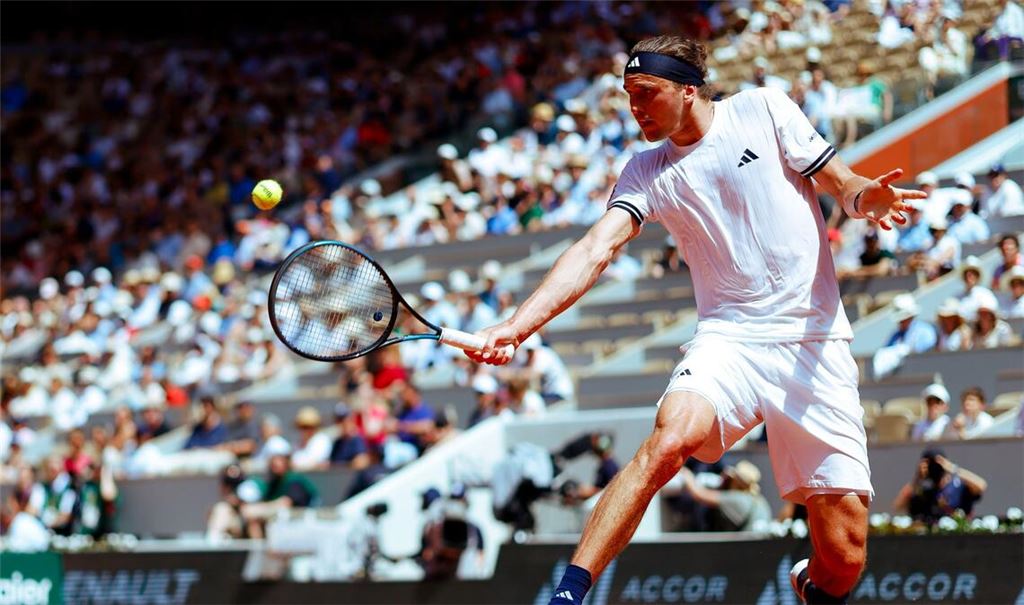 Alexander Zverev spielte zum Start der French Open auf dem Hauptplatz in Roland Garros.