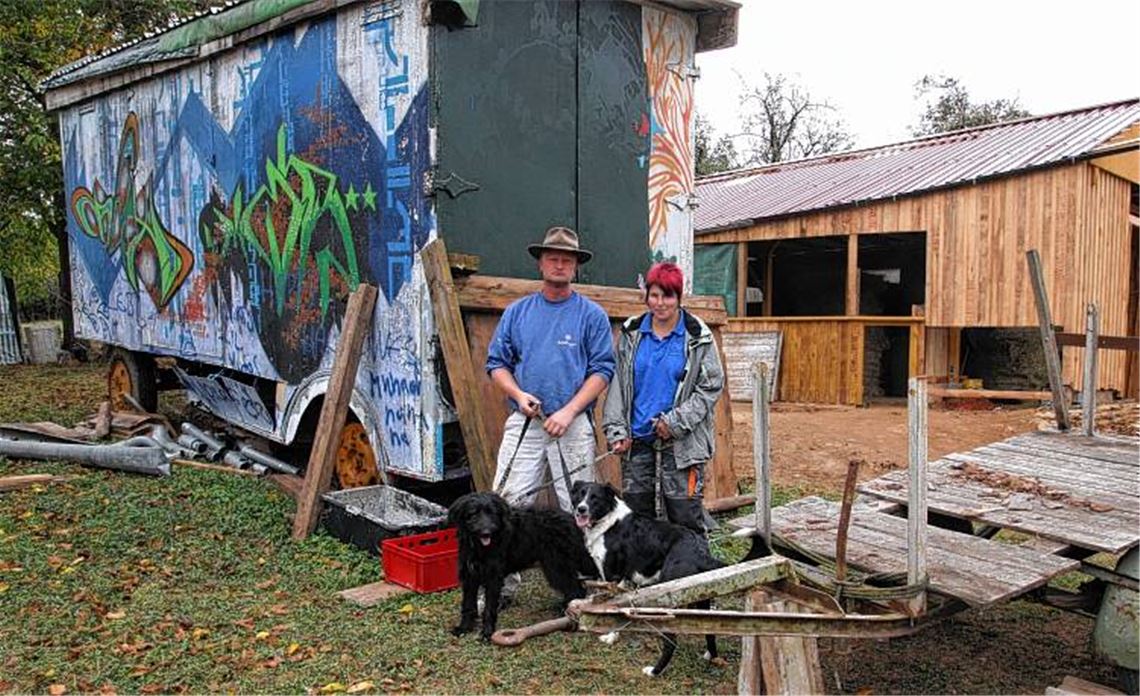 Alexander und Yvonne Häcker haben den alten Zirkuswagen aus dem Heidenwäldle zeitweise als Unterstand für ihre Schafe genutzt. Jetzt haben sie in Riet einen großen Stall gebaut und suchen einen Abnehmer für den Wagen, weil er nicht auf dem Grundstück stehenbleiben darf. 