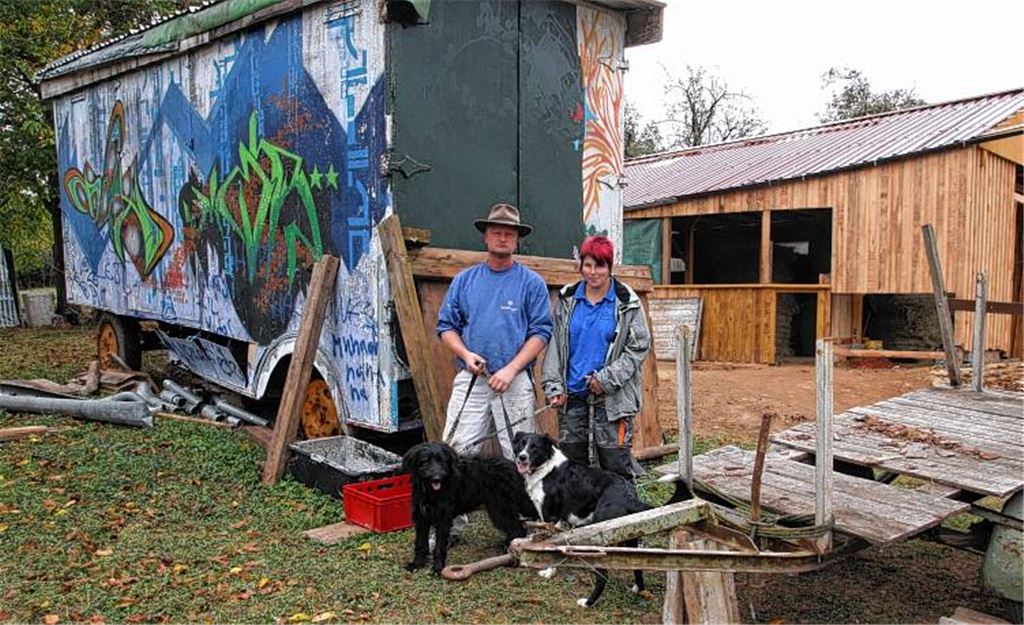 Alexander und Yvonne Häcker haben den alten Zirkuswagen aus dem Heidenwäldle zeitweise als Unterstand für ihre Schafe genutzt. Jetzt haben sie in Riet einen großen Stall gebaut und suchen einen Abnehmer für den Wagen, weil er nicht auf dem Grundstück stehenbleiben darf. 