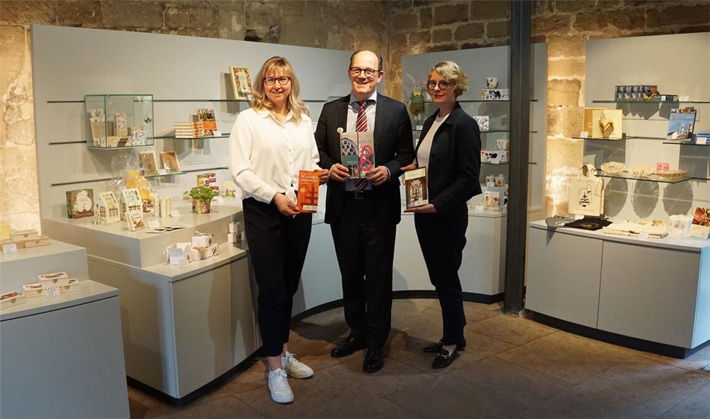 Alexandra Müller, Leiterin der Klosterverwaltung Maulbronn, Frank Krawczyk, Leiter des Bereichs Kommunikation und Marketing der Staatlichen Schlösser und Gärten BW und Patricia Alberth, Geschäftsführerin der Staatlichen Schlösser und Gärten BW (v.li.), informieren über die Besucherzahlen und das Jubiläumsprogramm im Kloster. Foto: Bastian