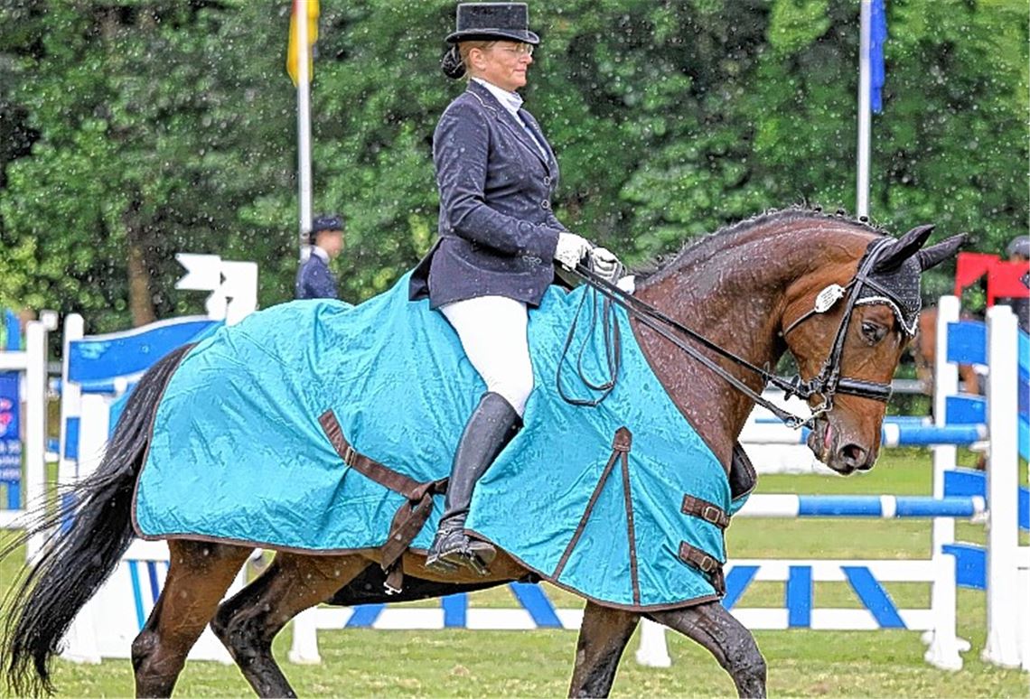 Alexandra Pfeil aus Mühlacker beherrscht in Bilfingen das Dressurviereck und landet zum Abschluss einen Doppelsieg in der M-Dressur. Foto: Faulhaber