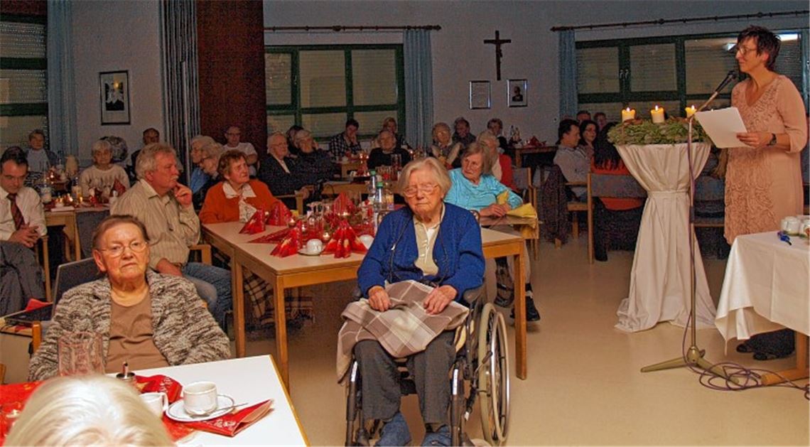 Alexandra Rapp (re.), die Leiterin des Mehrgenerationenhauses, nimmt ihre Zuhörer mit auf eine nachdenkliche Reise, die von vier Kerzen erleuchtet wird.