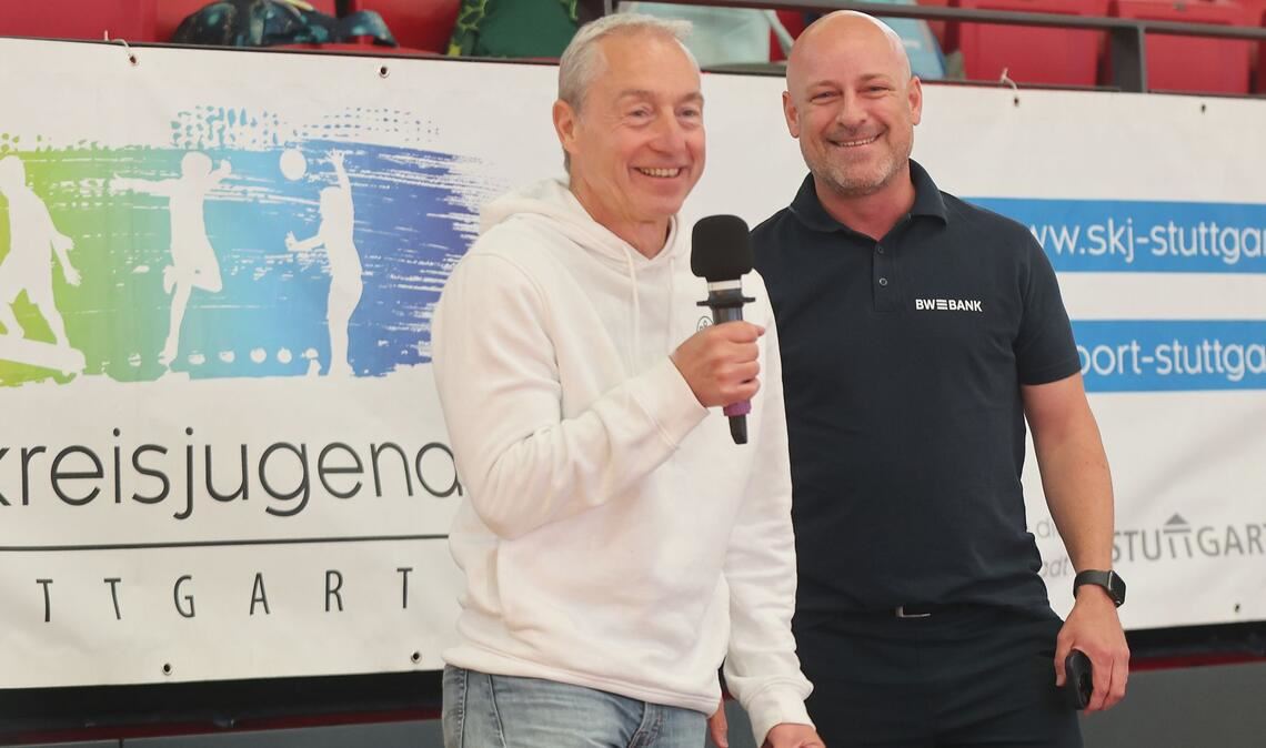 Alfred Bauser (links) von der AOK Stuttgart-Böblingen und Benjamin Barth von der BW-Bank begrüßen die Schüler in der Scharrena.
