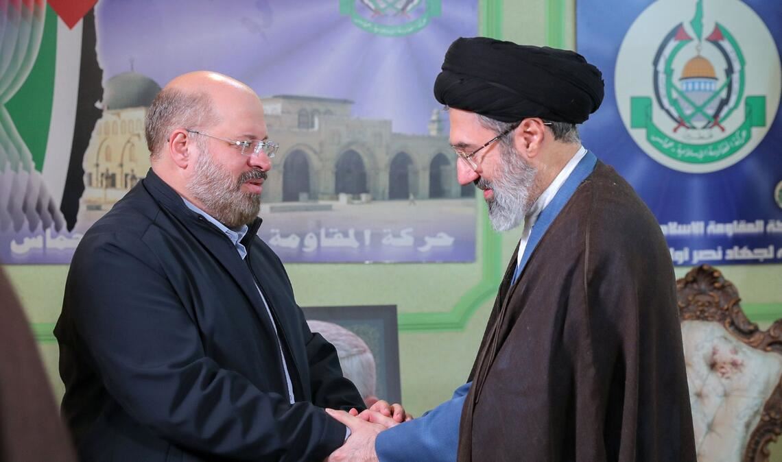 Ali Chameneis Sohn Modschtaba (r.) ist zum neuem Religionsführer gewählt worden. (Archivbild)