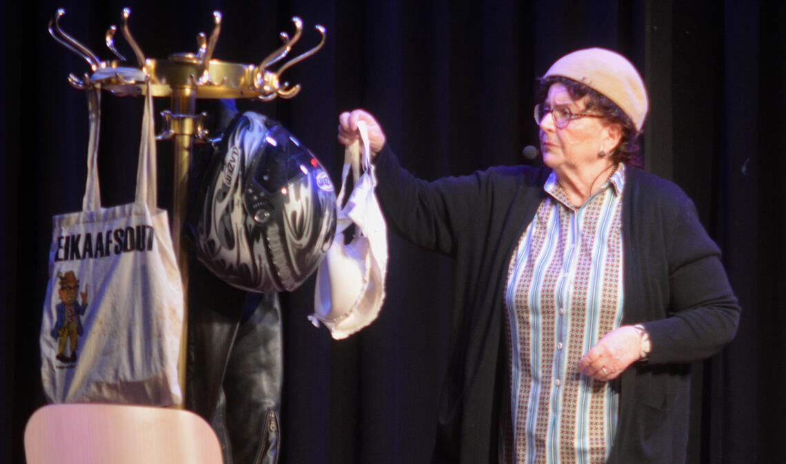 Alice Hoffmann hängt ihren Büstenhalter neben ihren Motorradhelm. Foto: Stahlfeld