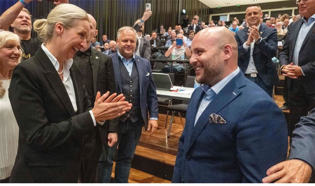 Alice Weidel, Bundesvorsitzende, gratuliert im Congress Centrum beim AfD-Landesparteitag Markus Frohnmaier  zu seiner Wiederwahl.