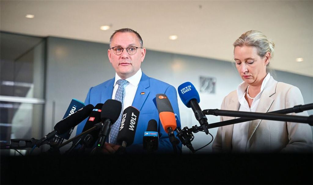 Alice Weidel (re.), AfD-Fraktionsvorsitzende, und Tino Chrupalla, AfD-Bundesvorsitzender und Fraktionsvorsitzender der AfD, geben am 11. Julin 2025 ein Statement in der Westlobby des Bundestags.