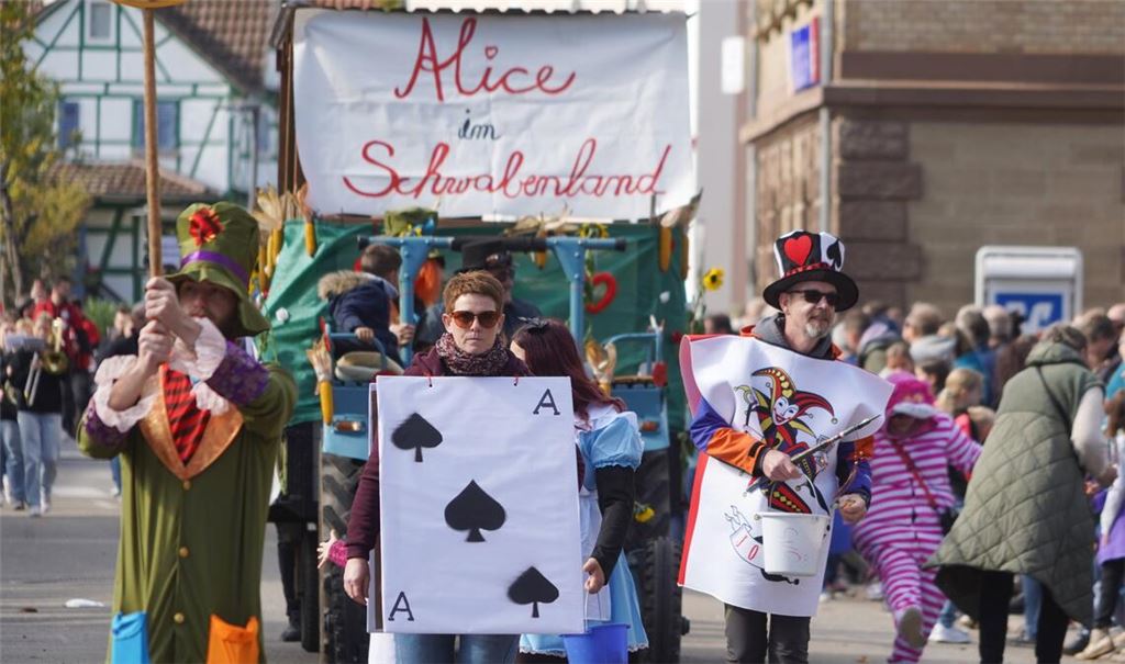„Alice im Schwabenland“ lautet das Motto des Ölbronner Schützenvereins, der ebenso wie zahlreiche andere Vereine beim Erntedankumzug mit von der Partie ist. Fotos: Roller
