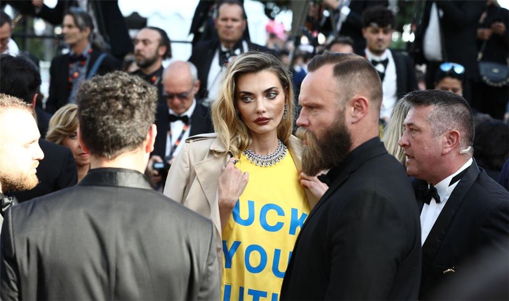 Alina Baikowa (M) trägt ein T-Shirt in den Farben der ukrainischen Flagge mit der Aufschrift "Fuck You Putin".
