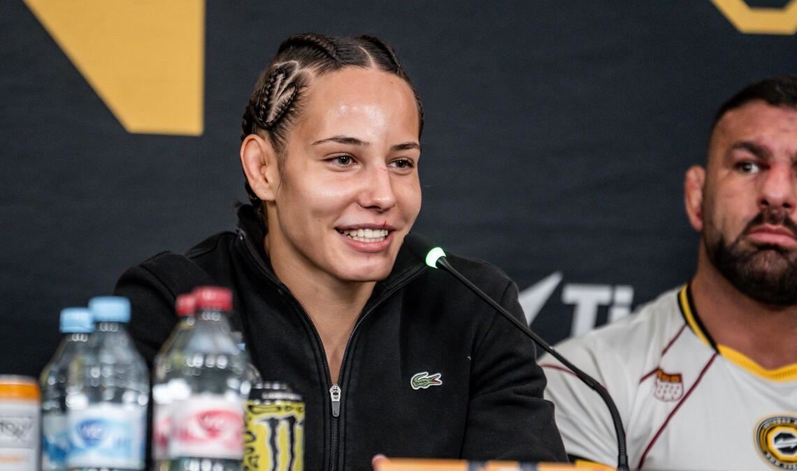 Alina Dalaslan, hier neben Ex-Bundesliga-Ringer Kasim Aras, entgegnete auf der Pressekonferenz unter anderem: „Ich sehe den Sieg auf jeden Fall auf meiner Seite.“ Ihr Coach Peter Sobotta pflichtete ihr bei.