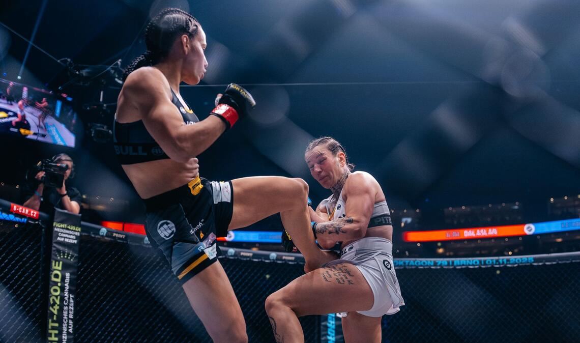 Alina Dalaslan (li.) gewann das enge Duell nach vollen drei Runden durch einen Punktsieg.