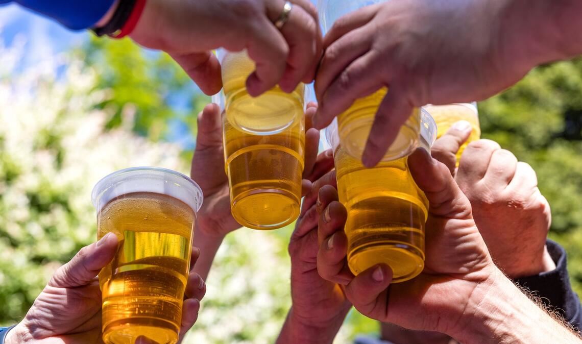 Alkohol gehört für viele zum Vatertag dazu. (Archivbild)