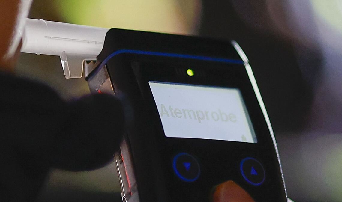 Alkoholtester der Polizei. Ein 29-Jähriger war betrunken und mit Kindern ohne Kindersitz im Auto unterwegs (Symbolfoto).