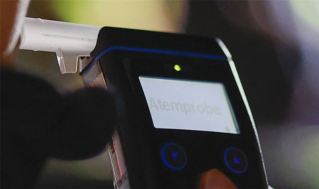 Alkoholtester der Polizei. Ein 29-Jähriger war betrunken und mit Kindern ohne Kindersitz im Auto unterwegs (Symbolfoto).