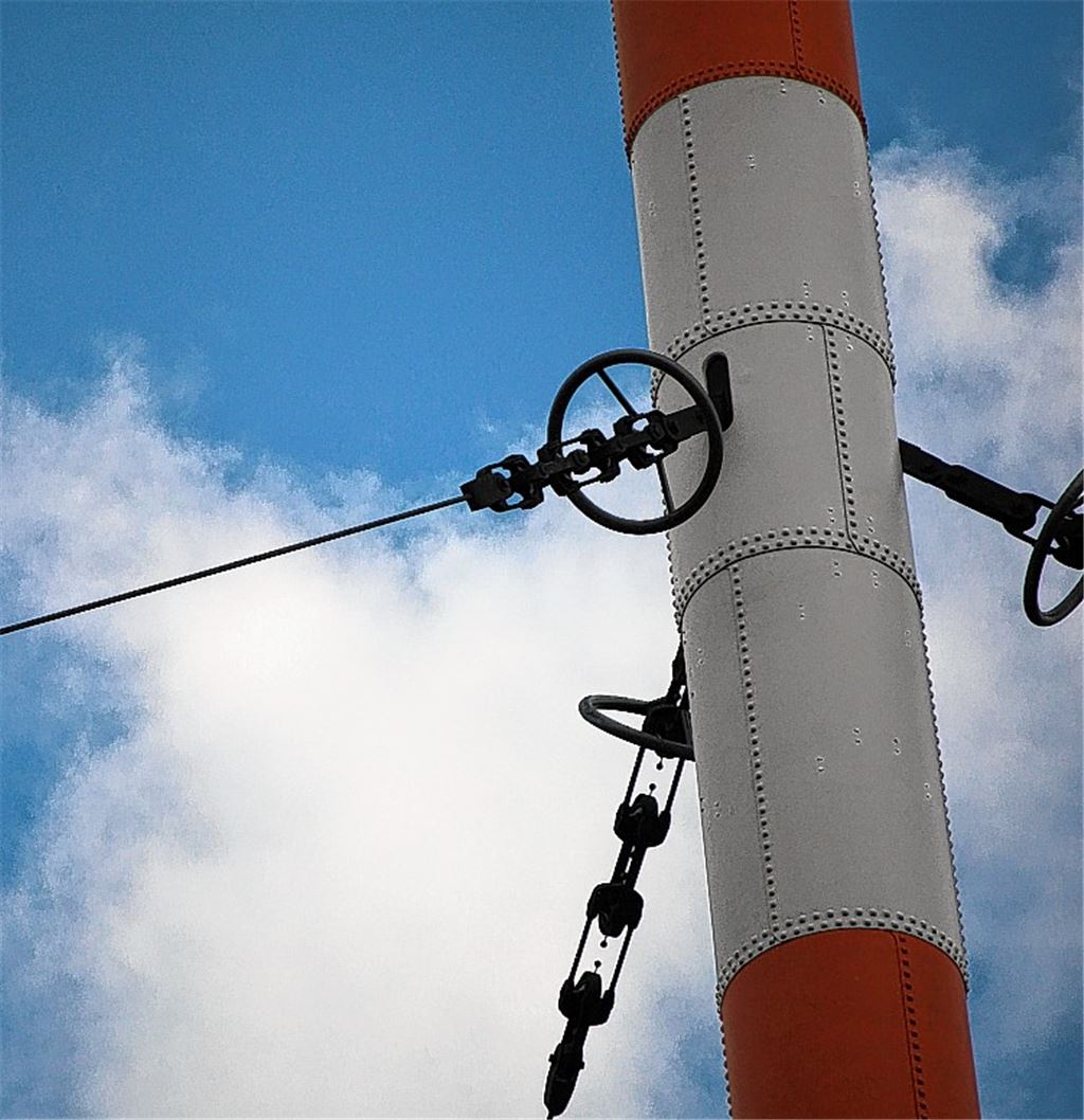 Alle 15 Jahre müssen die Abspannseile und die Stahlröhre neu gestrichen werden.