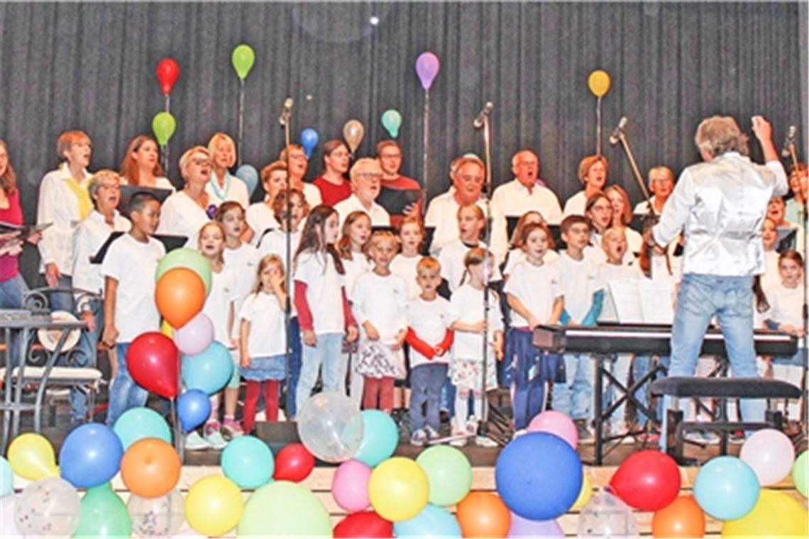 Alle Aktiven des Gesangvereins Liederkranz Wiernsheim singen zum Auftakt gemeinsam „We are family“. Foto: Gießler