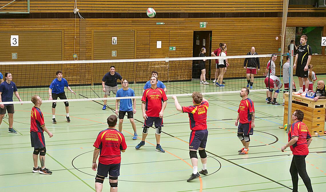 Alle Augen auf den Ball: Beim Turnier in der Enztalsporthalle duellieren sich die Teams in einem sportlich fairen Rahmen. Foto: Friedrich
