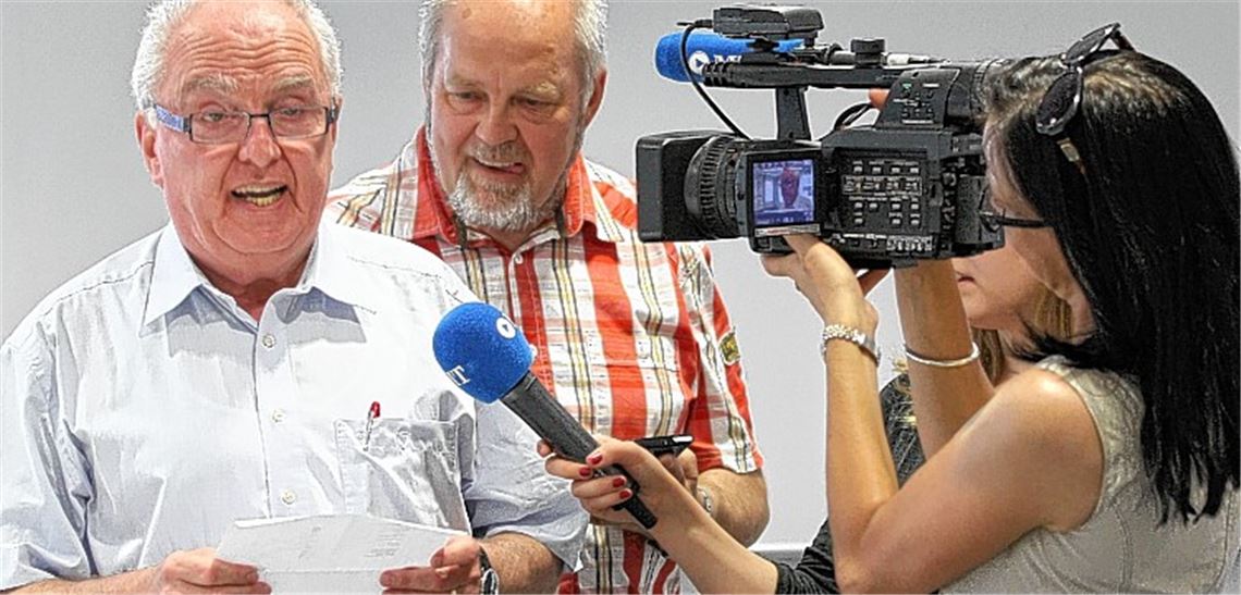 Alle Augen und Objektive richten sich auf Winfried Scheuermann, als er das Ergebnis bekanntgibt. Klaus Kluge schaut ihm über die Schulter. Nur Harald Eiberger fehlt zu diesem Zeitpunkt. Foto: Hansen