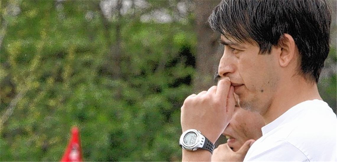 Alle Grübelei ist hinfällig. Angesichts Personalproblemen im zentralen Mittelfeld hätte Ehab Ahmad kaum eine konkurrenzfähige Mannschaft gegen den Spitzenreiter aufbieten können. Archivfoto: Eigner