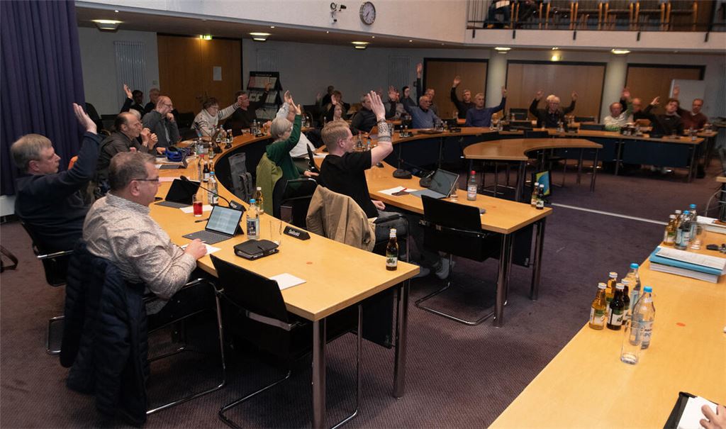 Alle Hände gehen nach oben: Die Stadträtinnen und Stadträte stimmen am Dienstagabend im großen Sitzungssaal des Rathauses dem in den vergangenen Wochen beratenen Etat 2024 zu. Foto: Fotomoment