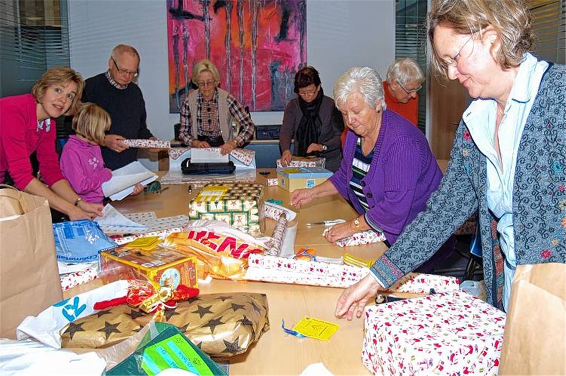 Alle Hände voll zu tun: Freiwillige Helfer verpacken weit über 100 Geschenke, die im Zuge der Wunschbaumaktion den Kindern aus bedürftigen Familien das Weihnachtsfest verschönern.