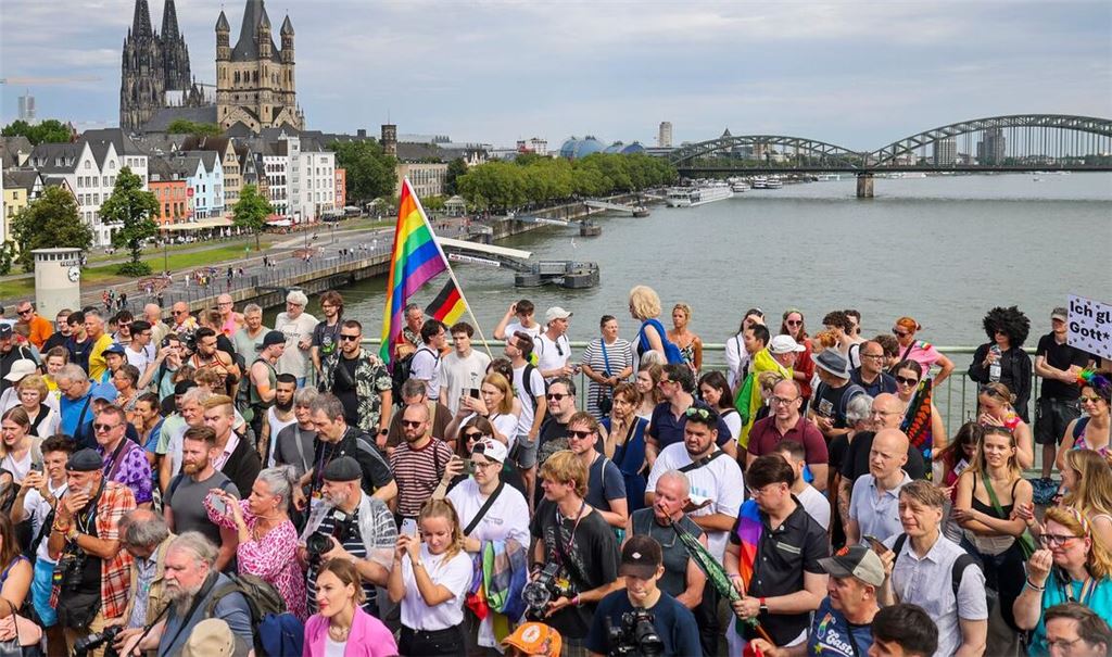 Alle Jahre wieder am ersten Juli-Wochenende gibt es in Köln die große Pride-Demo. (Archivbild)