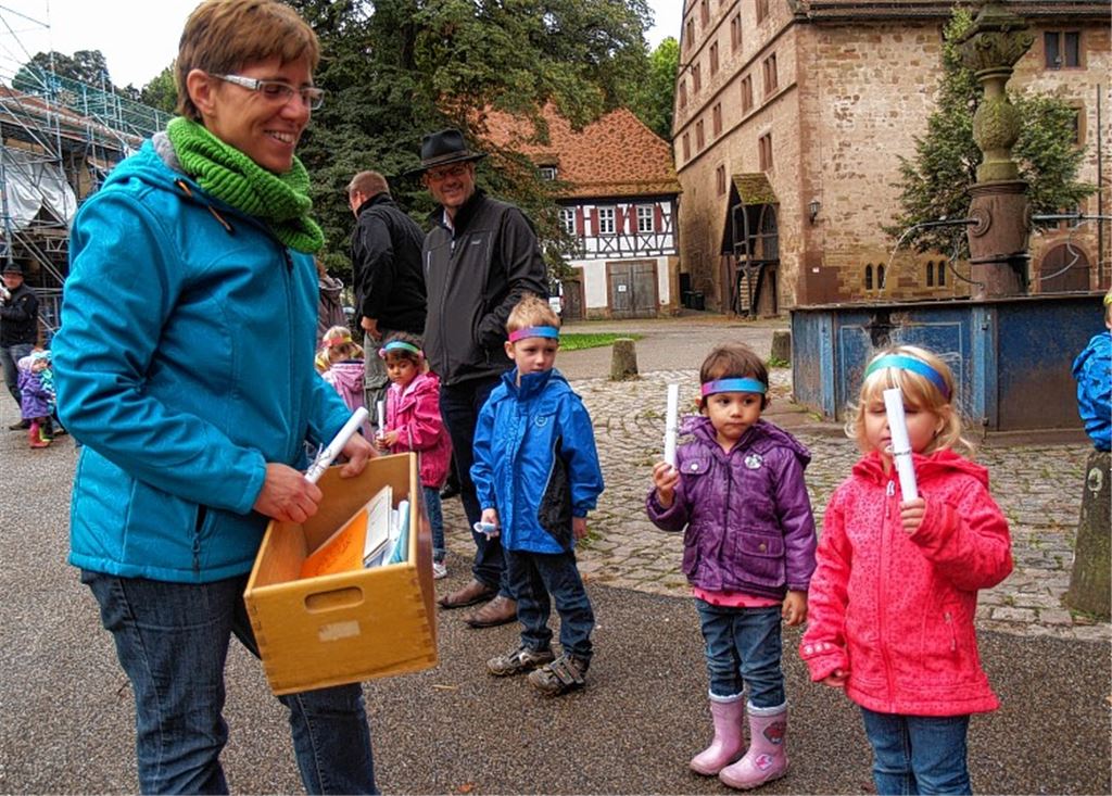 Alle Kinder erhalten von ihren Erzieherinnen ein Bild mit einem Regenbogen, den sie, zurück im Kindergarten, mit den Regenbogenfarben ausmalen können. Im Bild: Heiderose Storz-Vaz, die Leiterin des Maulbronner Klosterberg-Kindergartens. Foto: Filitz