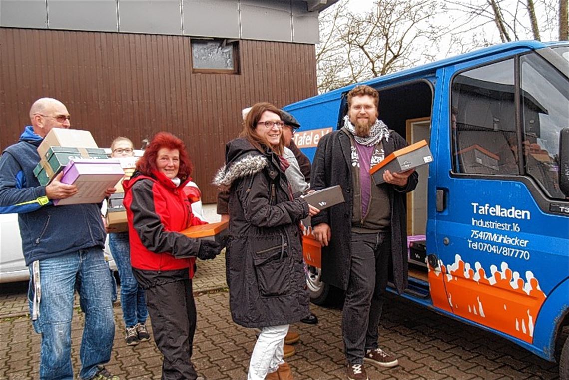 Alle Päckchen erreichen ohne Umwege den Tafelladen. Rechts: der Initiator der Aktion, Vorsitzender Markus Hammer.