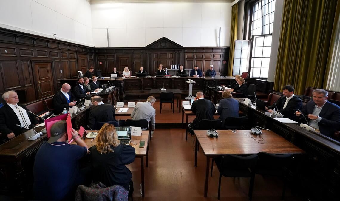 Alle Prozessbeteiligten - Gericht, Staatsanwaltschaft, Verteidiger und Nebenklage - haben das Recht, die Angeklagten zu befragen. (Archivbild)