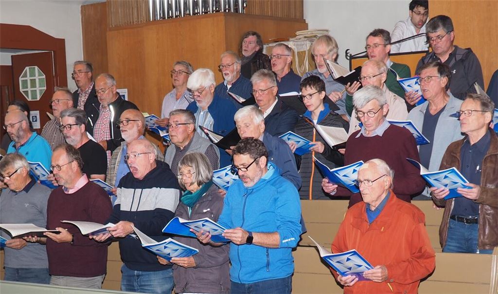 Alle Sängerinnen und Sänger des Bezirkschores zeigen viel Engagement bei der Probearbeit. Im Bild: die Stimmlagen Bass und Tenor. Fotos: Müller, privat