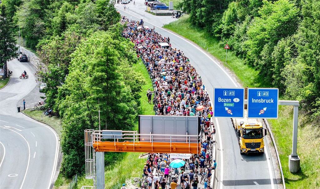 Alle Straßen im Brenner-Korridor waren wegen einer Demonstration für den Transitverkehr gesperrt.