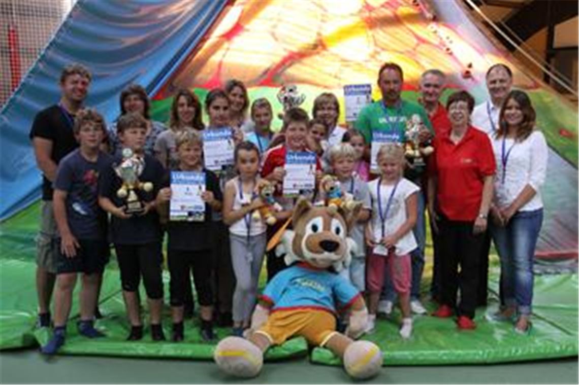 Alle Teilnehmer und Akteure beim ersten MT-Fuxini-Cup freuen sich über den gelungenen Superspaß für die gesamte Familie.  Foto: Franz