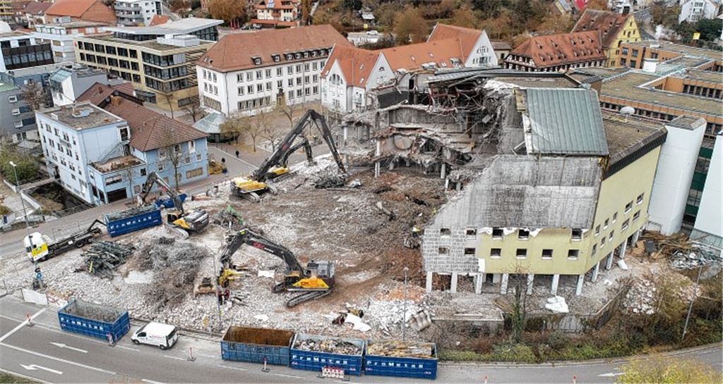 Alle Visionen eines blühenden Einzelhandels an der Stelle des Mühlehofs haben sich zerschlagen. Seit 2018 klafft ein Loch in der Stadtmitte. Die dort geplante Stadthalle ist in weiter Ferne. Fotos: Archiv