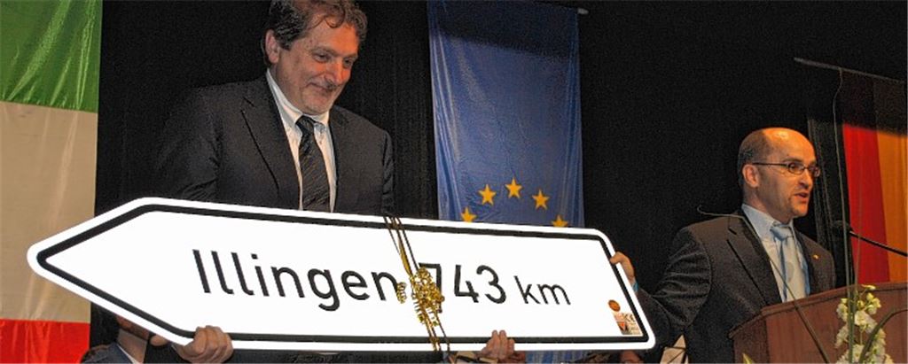 Alle Wege führen nach Illingen: Zum Jubiläum der Partnerschaft überreicht Bürgermeister Harald Eiberger an seinen Amtskollegen Dr. Gian Luca Marconi ein wegweisendes Geschenk.