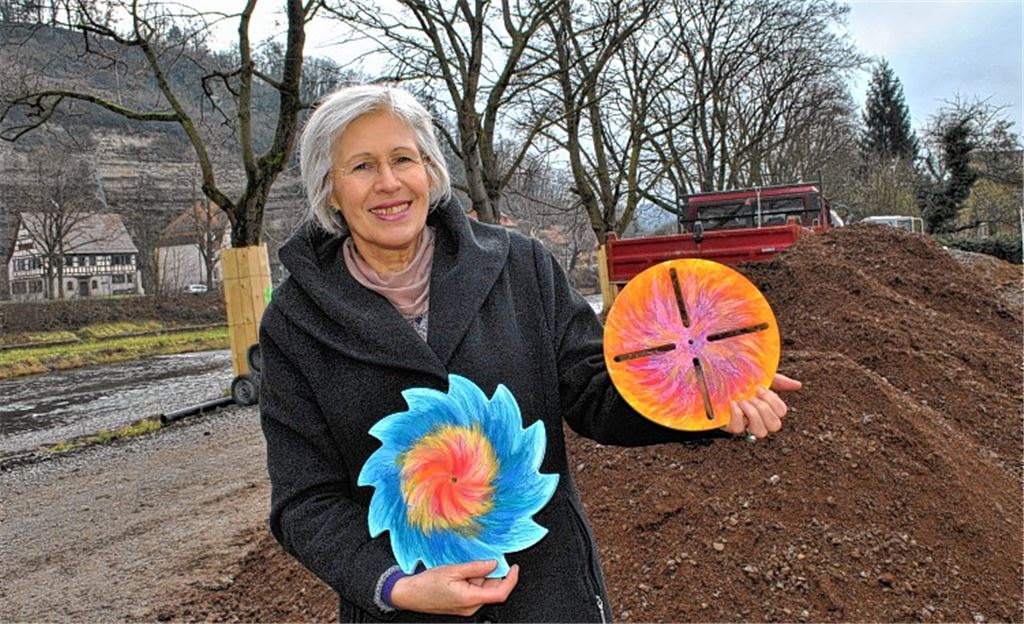 Alle Wege führen zur Gartenschau in Mühlacker: Gudrun Aichele präsentierte die symbolischen Wasser- und Mühlräder, die die Besucher in die Stadt geleiten werden.