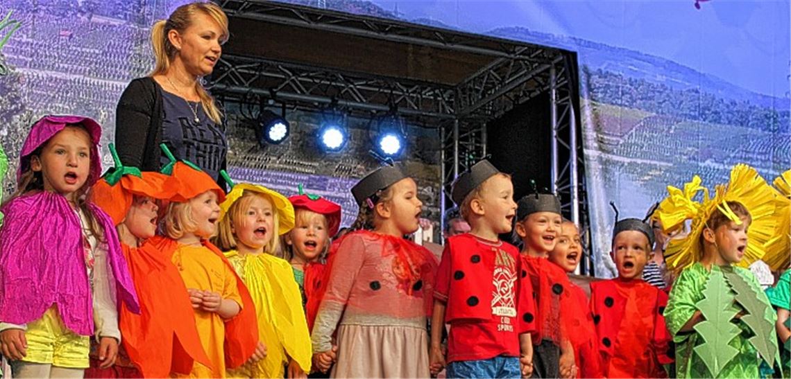Alle drei Kindergärten verwandeln die Bühne in eine bunte Frühlingslandschaft.