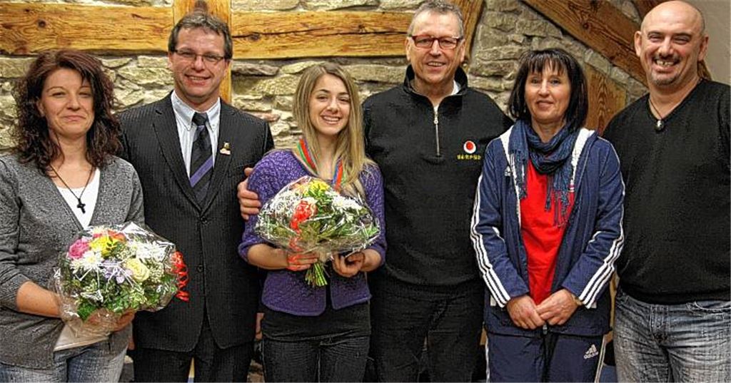 Alle freuen sich mit Anna Miggos (3.v.li.): Mutter Monika Miggos, Bürgermeister Andreas Felchle, Günther Schleicher vom Karateverband Baden-Württemberg, Maulbronns Karate-Trainerin Désirée Gode-Elchlepp und Vater Janni Miggos. Fotos: Eigner