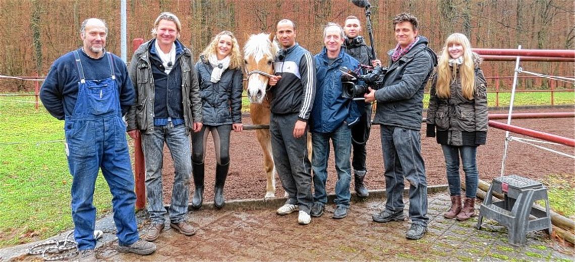 Alle helfen Haflinger Heiko: Nicole Hofmann (3.v.li.) mit ihrem Freund Gero Italiano (4.v.li.), Moderator Frank Weber (2.v.li.), Schlosser Georg Lindenmeier (li.), Regisseur Gerald Krakauer (4.v.re.) und weitere Mitarbeiter des Senders Vox.