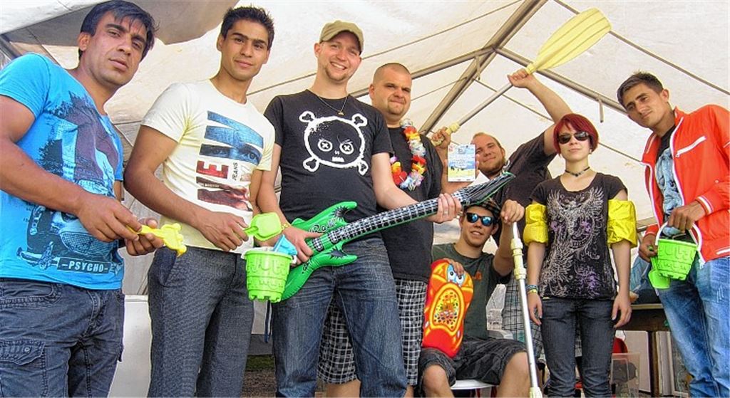 Alle legen sich ins Zeug, damit beim Festival am Samstag Sommer- und Strandatmosphäre aufkommt. Zu den Helfern zählt auch der 16-jährige Yasin (2.v.li.) aus Afghanistan.