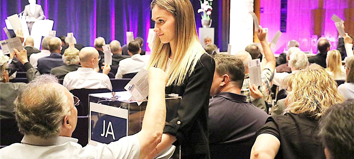 Alle votieren mit „Ja“: Einmütig stellen die anwesenden Stimmberechtigten die Weichen, die Volksbank Pforzheim in der „Volksbank pur“ aufgehen zu lassen. Foto: Wewoda