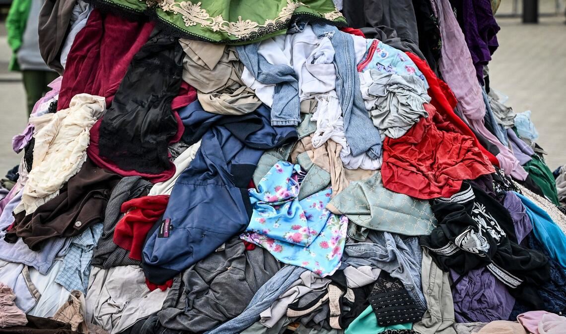 Allein im deutschen Onlinehandel werden der EU-Kommission zufolge jährlich fast 20 Millionen zurückgesandte Artikel entsorgt.