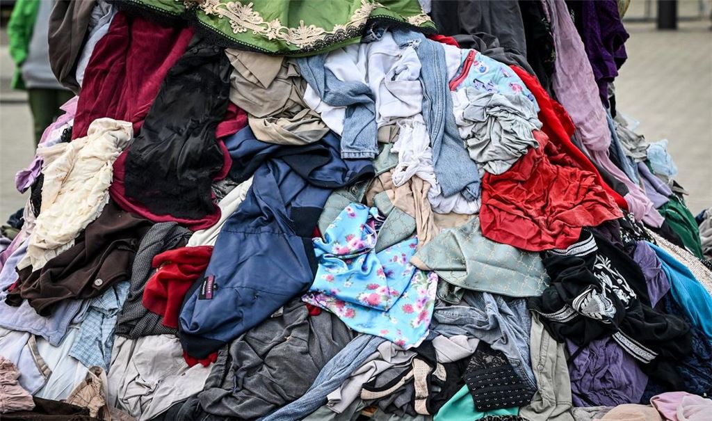 Allein im deutschen Onlinehandel werden der EU-Kommission zufolge jährlich fast 20 Millionen zurückgesandte Artikel entsorgt.